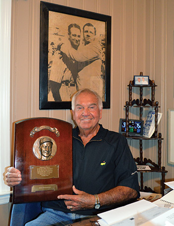  Richardson with a plaque honoring him for winning the 1962 Lou Gehrig Award. Framed above him are Yankee greats Gehrig and Babe Ruth.